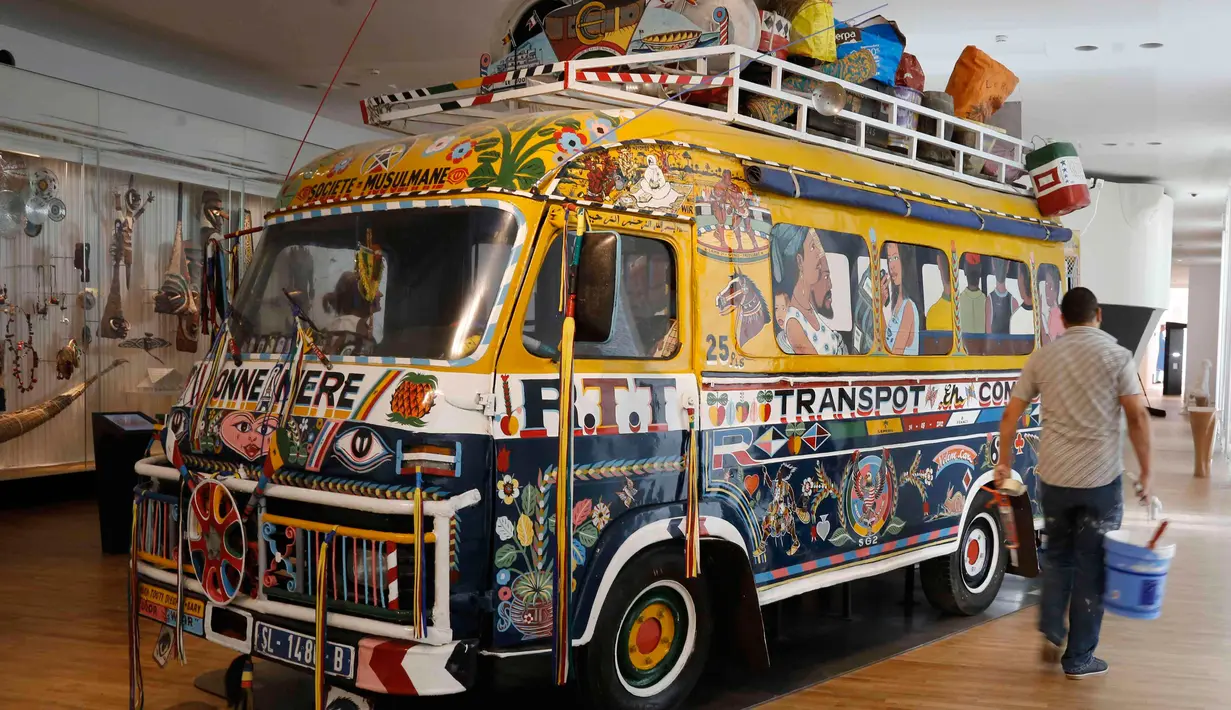  Seorang petugas melewati sebuah bus angkutan tradisional Senegal tahun 1960 yang dipamerkan juga di Museum Manusia, Paris , Perancis, Rabu (14/10/2015).  Museum akan dibuka setelah enam tahun mengalami renovasi. (REUTERS/Jacky Naegelen)