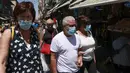 Warga Israel mengenakan masker setelah pihak berwenang memperketat pembatasan untuk mengekang lonjakan Covid-19, di Yerusalem, Kamis (19/8/2021). Pemerintah setempat kembali memperketat perbatasan pada Rabu (18/8) saat Israel mencatat angka infeksi harian tertinggi sejak Januari (MENAHEM KAHANA/AFP