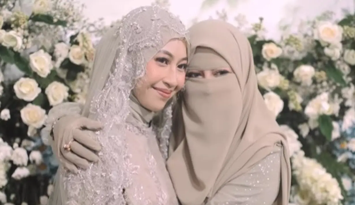 <p>Adiba Khanza baru saja resmi dinikahi oleh pesebak bola tanah air Egy Maulana. Anak perempuan Umi Pipik ini tampil cantik elegan dengan warna hijau sage di acara pengajian sebelum pernikahannya. [Foto: Instagram/hijazpictura]</p>