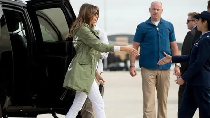 Melania Trump tiba di Lanud Andrews, Maryland untuk mengunjungi anak-anak imigran telantar d&#1110; pusat penahanan anak, Texas, Kamis (21/6). Penampilan Melania memicu kehebohan publik k&#1072;r&#1077;n&#1072; jaket &#1091;&#1072;ng &#1110;&#1072; kenaka