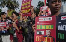 FOTO: Mahasiswa Gelar Aksi di Depan Kedubes AS Tolak Dukungan Board of Peace dan Kecam Serangan ke Iran