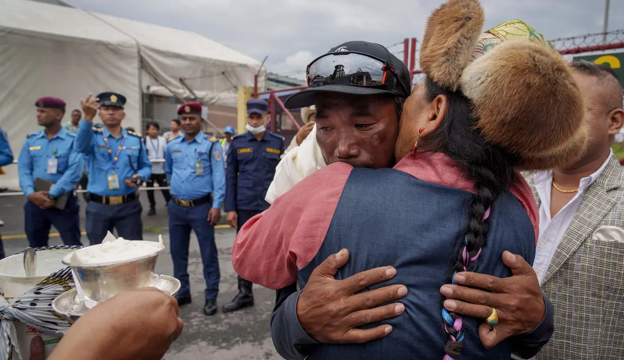 Pria 53 tahun itu memecahkan rekor dengan mencapai puncak Gunung Everest untuk ke-28 kalinya pada Selasa. (AP Photo/Niranjan Shrestha)