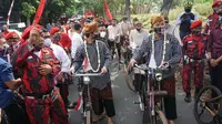 Calon Wali Kota-Wakil Wali Kota yang diusung PDIP Gibran Rakabuming Raka dan Teguh Prakosa berangkat ke KPU, Jumat (4/9/2020). (Liputan6.com/Fajar Abrori)