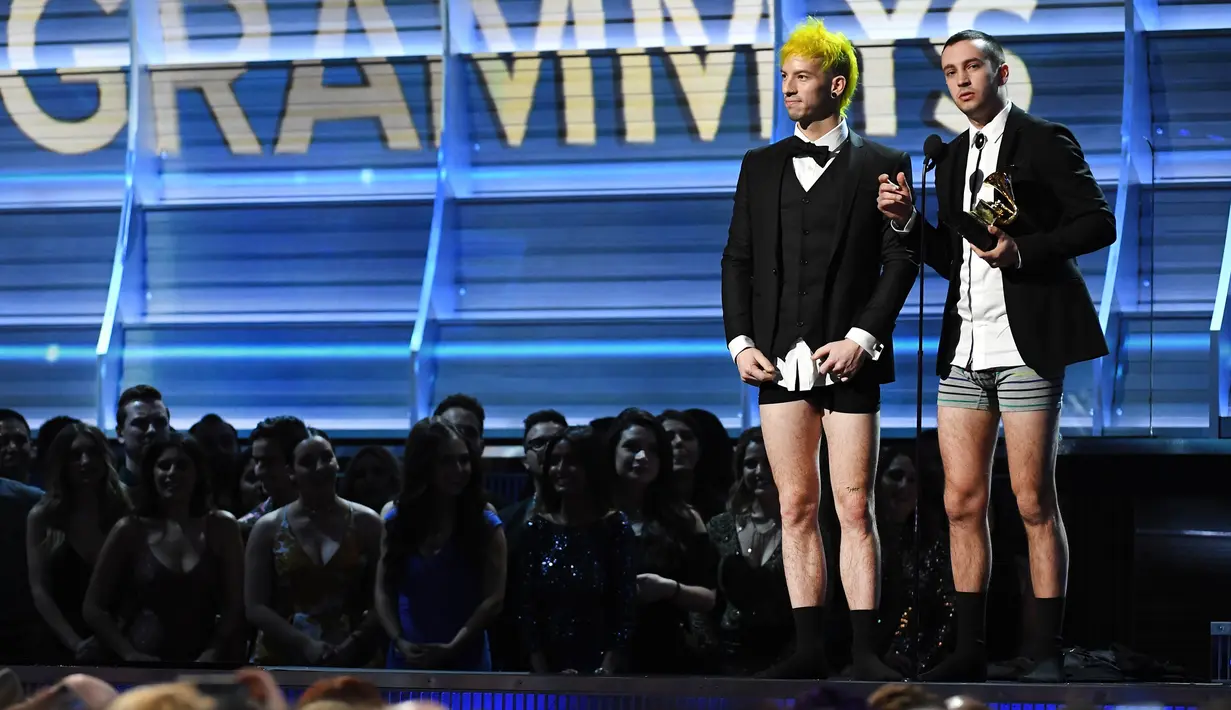 Duo asal Ohio, Twenty One Pilots menerima penghargaan Best Pop Duo/Group Performance, di panggung Grammy Awards 2017 di Staples Center, Los Angeles, Minggu (12/2). Nominasi itu dimenangkan lewat single 'Stressed Out'. (Kevork Djansezian/Getty Images/AFP)