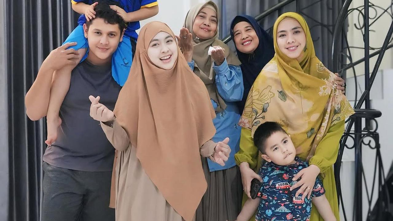 Potret Oki Setiana Dewi Kembali Kumpul Keluarga Bareng Ibu dan Adik-Adiknya, Bahagia Bertemu Keponakan