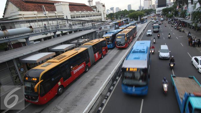 Suasana saat antrian Bus Trans-Jakarta bersiap untuk mengangkut penumpang di Halte Harmoni, Jakarta, Kamis (1/12). Menurut Budi, saat aksi massa terjadi, Transjakarta akan berupaya melakukan pengalihan jaringan. (Liputan6.com/Immanuel Antonius)