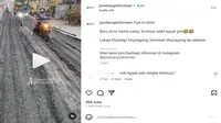 Viral video yang jalan yang baru saja dicor di Jombang rusak akibat diterobos pengendara sepeda motor. (Instagram @jombanginformasi)