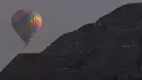 Sebuah balon udara terbang pada upacara menyambut fenomena equinox di atas Piramida Matahari, Teotihuacan, Meksiko, Senin (20/3). Fenomena equinox merupakan peristiwa ketika matahari tepat berada di atas khatulistiwa. (AP/Rebecca Blackwell)