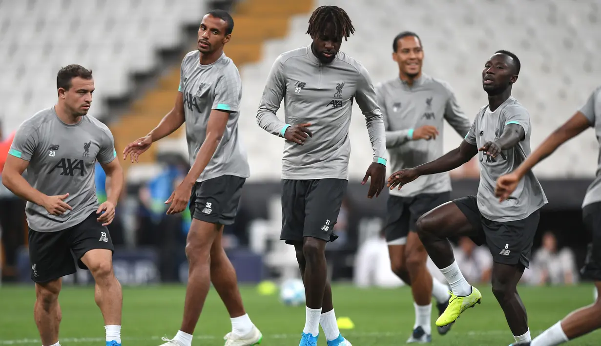 Para pemain Liverpool melakukan pemanasan saat sesi latihan di stadion Besiktas Park di Istanbul, Turki (13/8/2019). Liverpool akan bertanding melawan Chelsea dalam pertandingan Piala Super Eropa 2019 di Istanbul, Turki, Kamis (15/8/2019) dini hari WIB. (AFP Photo/Ozan Kose)