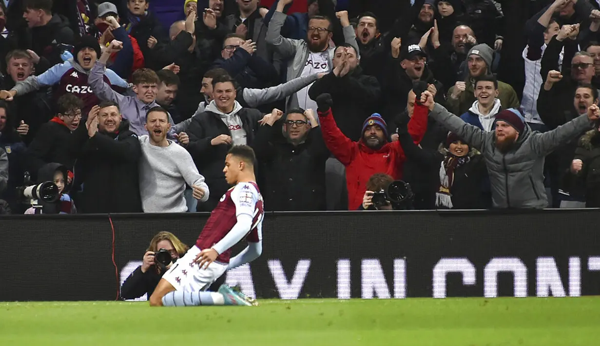 Pemain Aston Villa Jacob Ramsey melakukan selebrasi usai mencetak gol ke gawang Leeds United pada pertandingan sepak bola Liga Inggris di Villa Park, Birmingham, Inggris, 9 Februari 2022. Pertandingan berakhir dengan skor 3-3. (AP Photo/Rui Vieira)