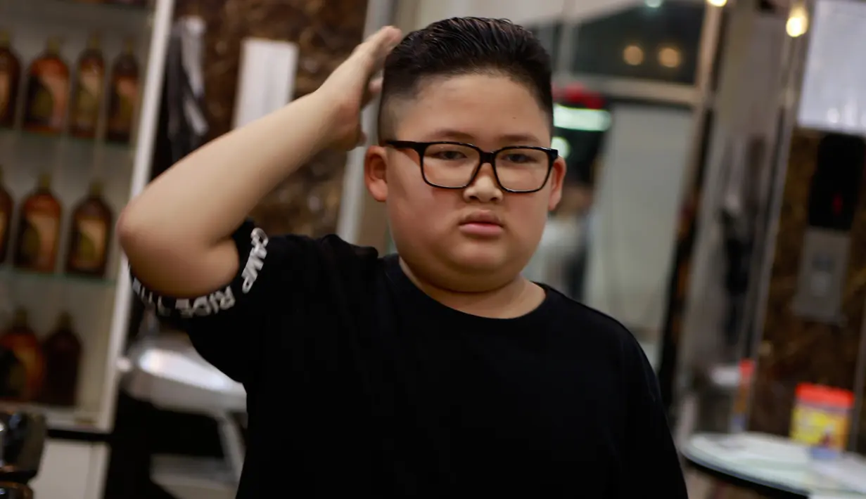 To Gia Huy setelah rambut dipangkas dengan gaya pemimpin Korea Utara Kim Jong-un di Hanoi, 19 Februari 2019. Salon di Vietnam menawarkan cukur gratis mode rambut Trump dan Kim jelang pertemuan keduanya pada 27-28 Februari mendatang. (AP/Hau Dinh)
