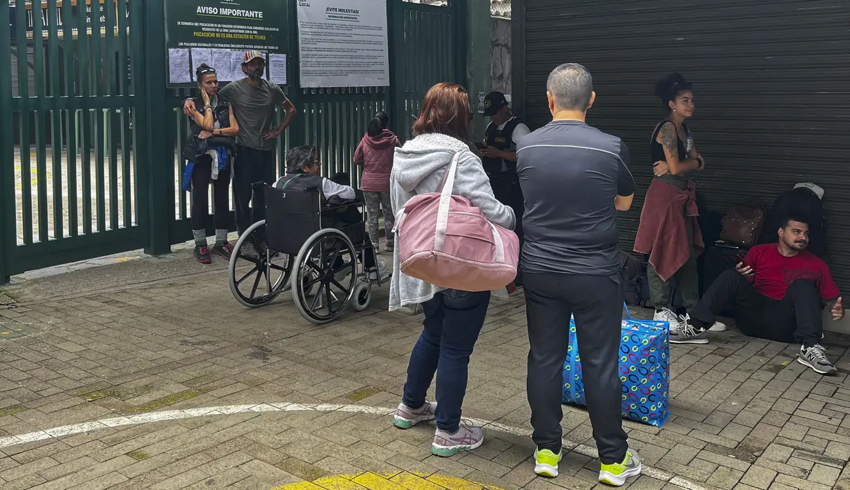 Turis menunggu di luar stasiun kereta Machu Picchu setelah layanan kereta api dihentikan karena kerusakan yang diduga disebabkan oleh pengunjuk rasa di Machu Picchu, Peru, Sabtu (21/1/2023). Kementerian Kebudayaan Peru mengatakan mereka yang telah beli tiket Manchu Picchu, akan dapat menggunakannya selama satu bulan setelah demonstrasi berakhir, atau sebaliknya. (Carolina Paucar / AFP)