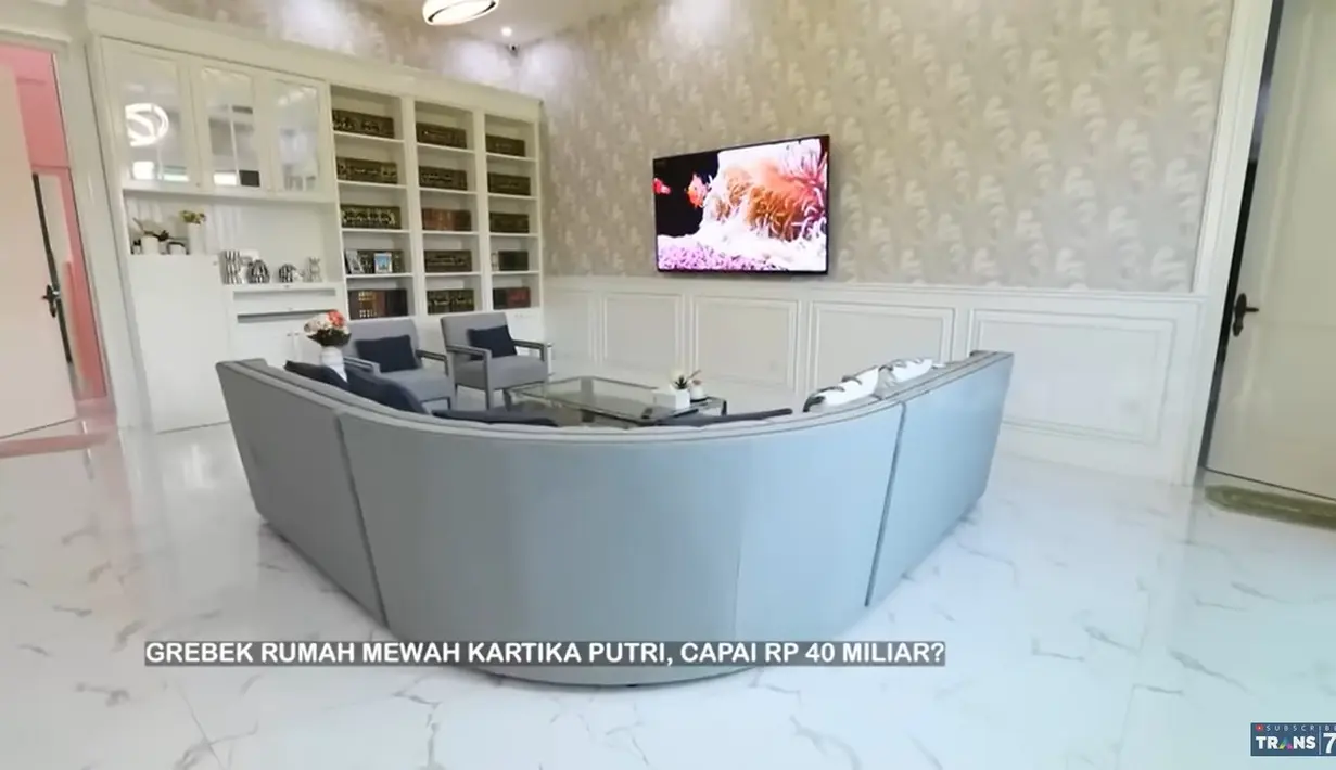Naik ke lantai dua juga terlihat luas dan langsung melihat sofa panjang leter L. Ada televisi sebagai sarana hiburan dikala santai bersama keluarga. [Youtube/TRANS7 OFFICIAL]