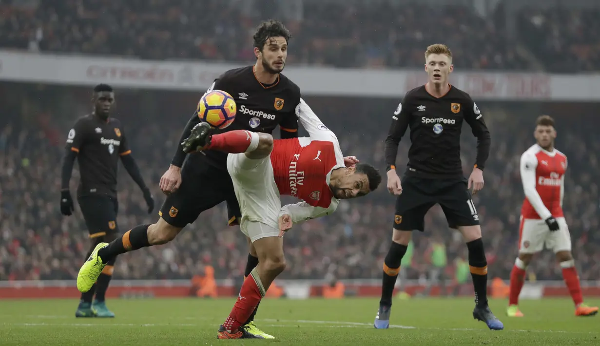 Pemain Arsenal, Francis Coquelin (tengah) berusaha merebut bola dari hadangan pemain Hull City, Andrea Ranocchia pada lanjutan Premier League di Emirates Stadium, London, (11/2/2017). Arsenal menang 2-0.  (AP/Matt Dunham)