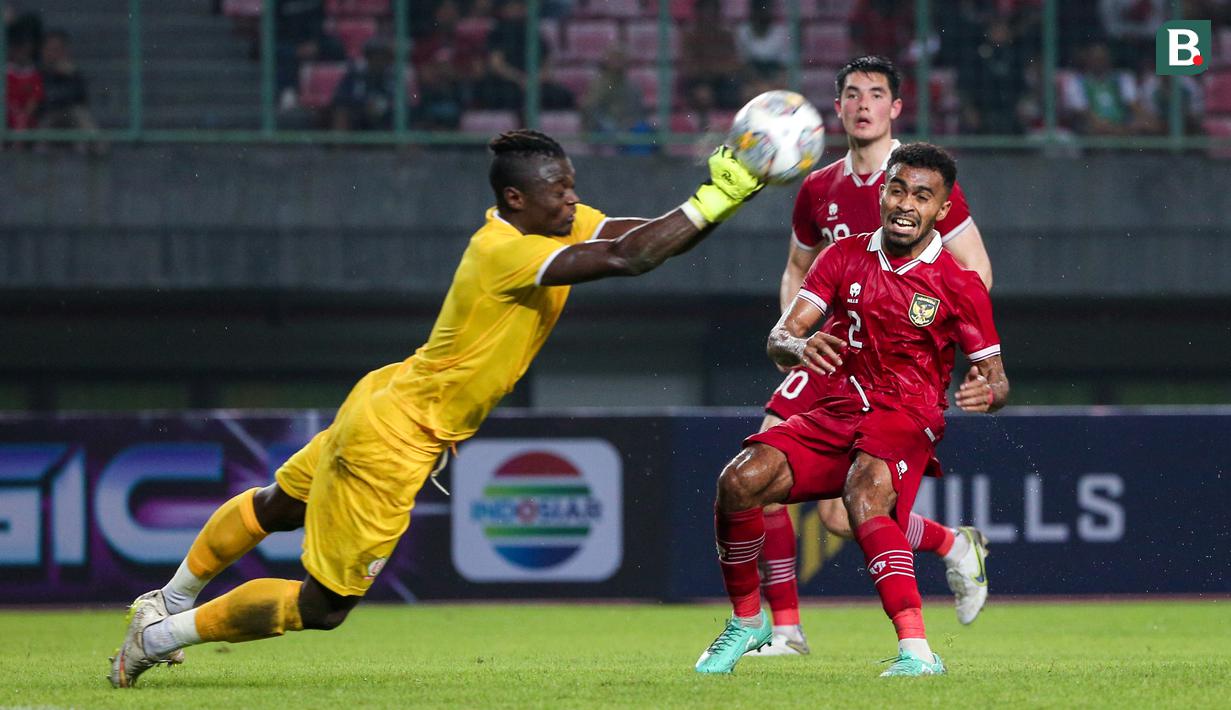 <p>Pemain timnas Indonesia,&nbsp;Yajob Sayuri (kanan), berusaha menjebol gawang Burundi yang dijaga oleh Mutumbora Fabien dalam pertandingan uji coba FIFA Matchday yang berlangsung di stadion Patriot Candrabhaga, Bekasi, Sabtu (25/3/2023). (Bola.com/Bagaskara Lazuardi)</p>