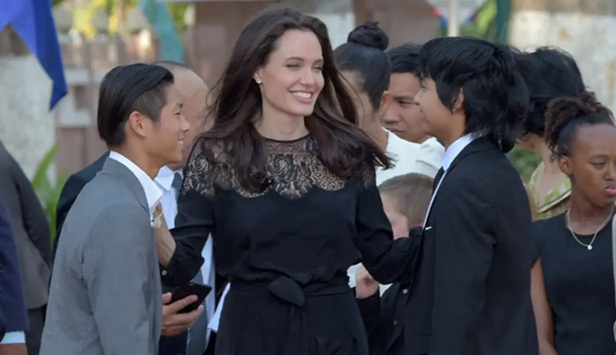 Angelina Jolie memang menjadi penggugat pertama dalam perceraiannya dengan Brad Pitt. Meskipun begitu, bukan berarti Jolie tak merasakan sedih dan terpuruk. (AFP/Bintang.com)