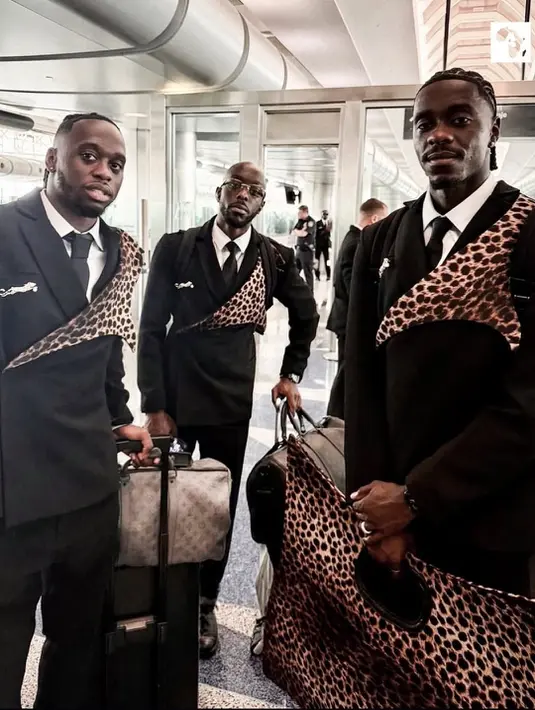 Gaya busana elegan ini bukan sekadar pilihan mode, melainkan merupakan penghormatan terhadap simbol nasional negara tersebut.  (Foto: Instagram/ thefashionobserve)