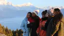 Sejumlah turis berfoto di Bukit Poon yang terletak di Distrik Myagdi, Nepal (15/2/2020). Bukit Poon, yang juga dikenal sebagai Poon Hill, merupakan sebuah lokasi di sepanjang rute pendakian di wilayah Annapurna yang populer di kalangan wisatawan. (Xinhua/Zhou Shengping)