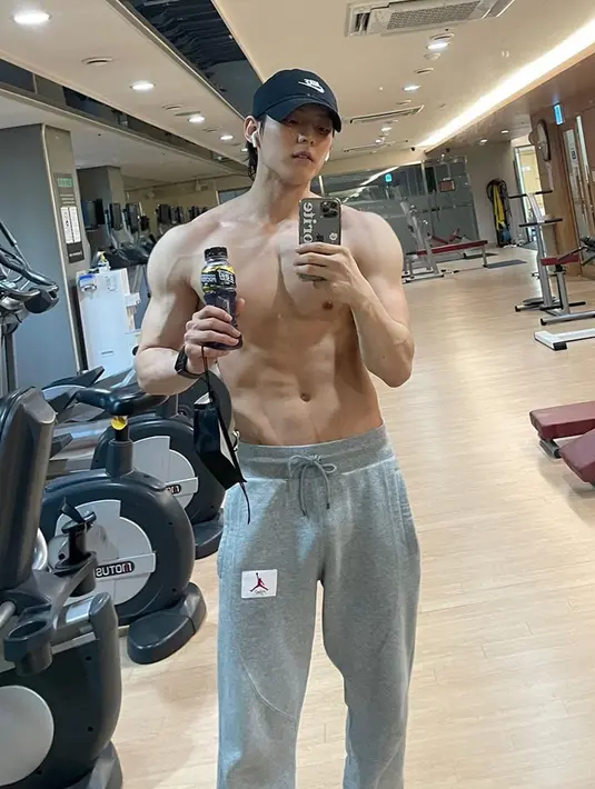 Minhyuk memamerkan tubuh berototnya saat berada di tempat gym. Selain memiliki wajah tampan Rapper tersebut juga memiliki tubuh yang ideal dengan perut kotak-kotak. (Instagram/@hutazone)