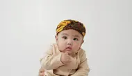 7 Potret Elio Anak Joshua dan Clairine Pakai Blangkon, Gemas Maksimal. (instagram/clairineclay, instagram/jojosuherman)