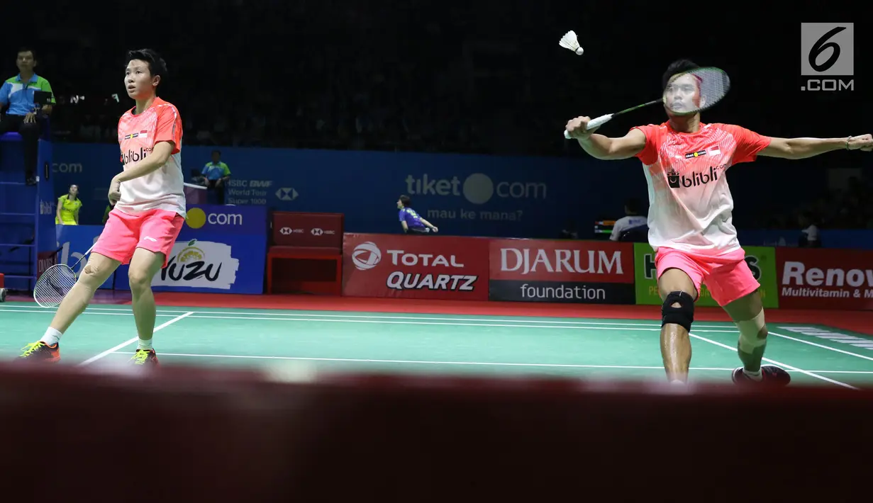 Ganda campuran Indonesia, Tontowi Ahmad/Liliyana Natsir mengembalikan kok ke arah Yugo Kobayashi/Misaki Matsumoto (Jepang) pada 16 besar Indonesia Open 2018 di Istora GBK Jakarta, Kamis (5/7). Tontowi/Liliyana unggul. (Liputan6.com/Helmi Fithriansyah)