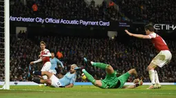 Striker Manchester City, Sergio Aguero mencetak gol ke gawang Arsenal pada Premier League di Stadion Etihad, Manchester, Inggris, Minggu (3/2). Aguero mencetak tiga gol. (OLI SCARFF/AFP)
