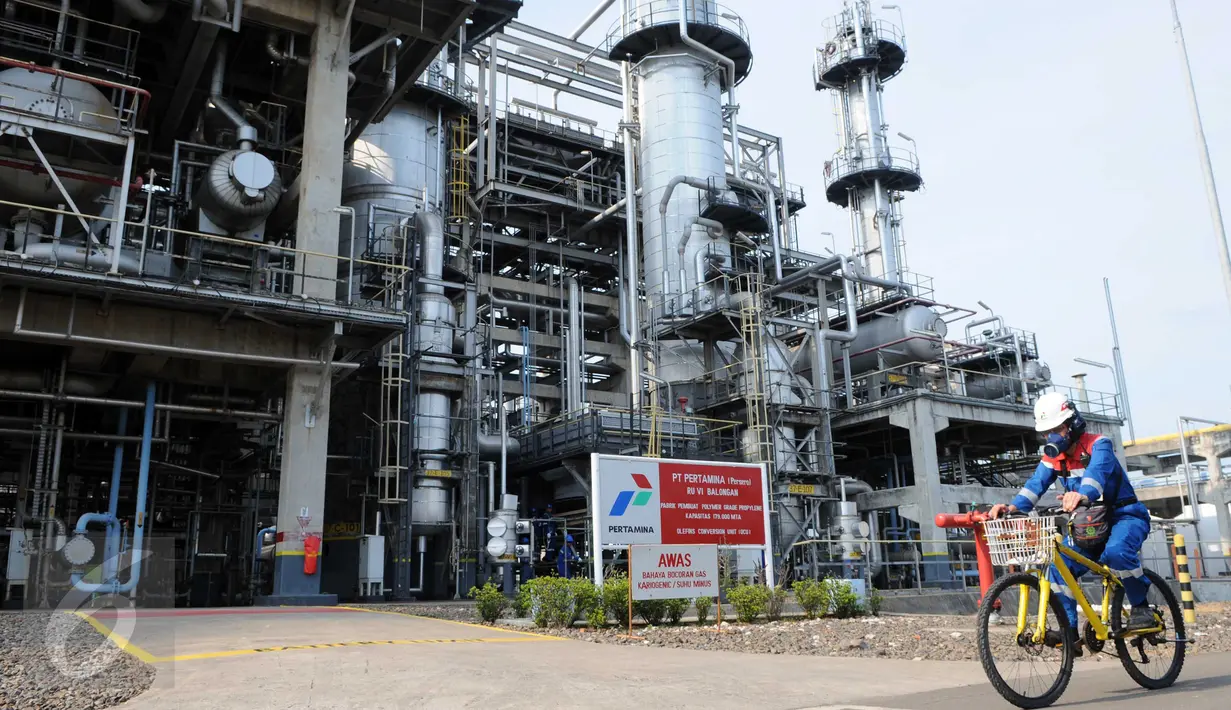 Petugas PT. Pertamina (Persero) melintas Refinery Unit (RU) atau kilang VI Balongan di Indramayu, Jawa Barat, (14/1). RU VI Balongan merupakan tumpuan produksi BBM jenis Pertamax Series milik PT. Pertamina (Persero). (Liputan6.com/Helmi Afandi)