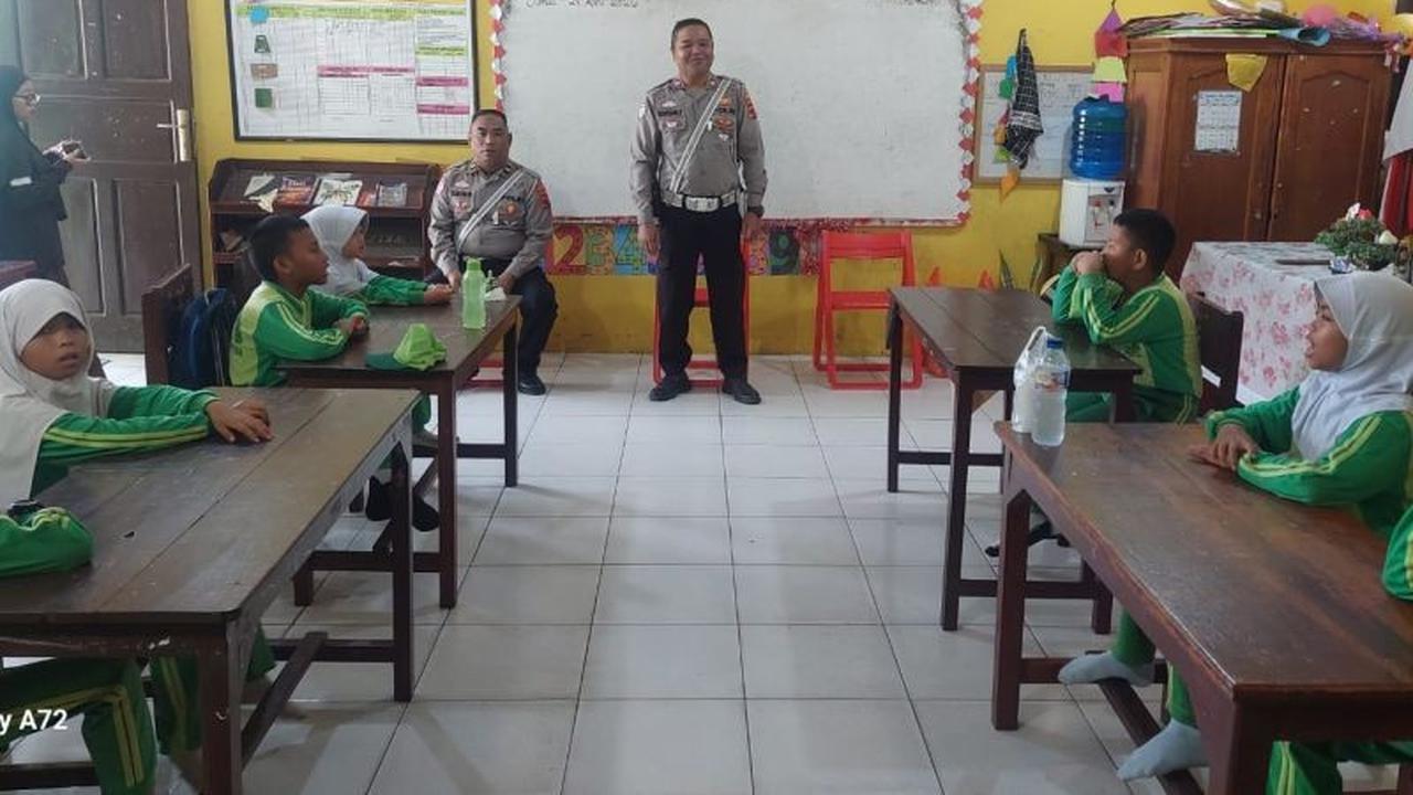 Polsanak Polres Jayapura Tanamkan Disiplin Lalu Lintas Sejak Dini di SD Sentani