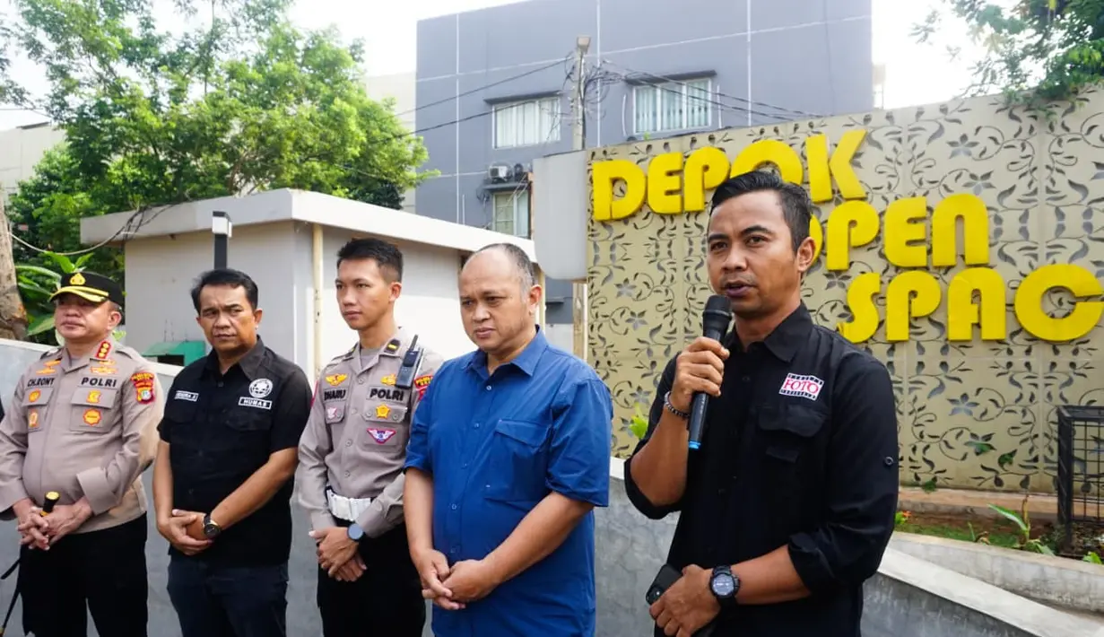 Wartawan dari sejumlah organisasi bersama Polres dan Pemkot Depok menggelar doa bersama bagi lima jurnalis yang hilang kontak saat meliput erupsi Gunung Anak Krakatau di Depok Open Space, Depok, Jawa Barat, Kamis (10/9/2026). (KLY/Budy Santoso)