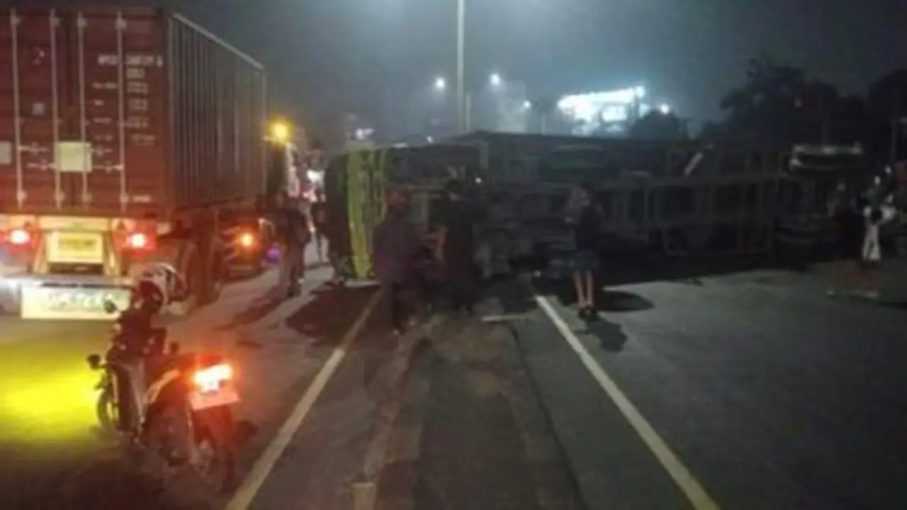 Sebuah truk kontainer mengalami kecelakaan hingga terguling di Flyover Kranji, Kota Bekasi, Jumat (12/6/2026) malam.