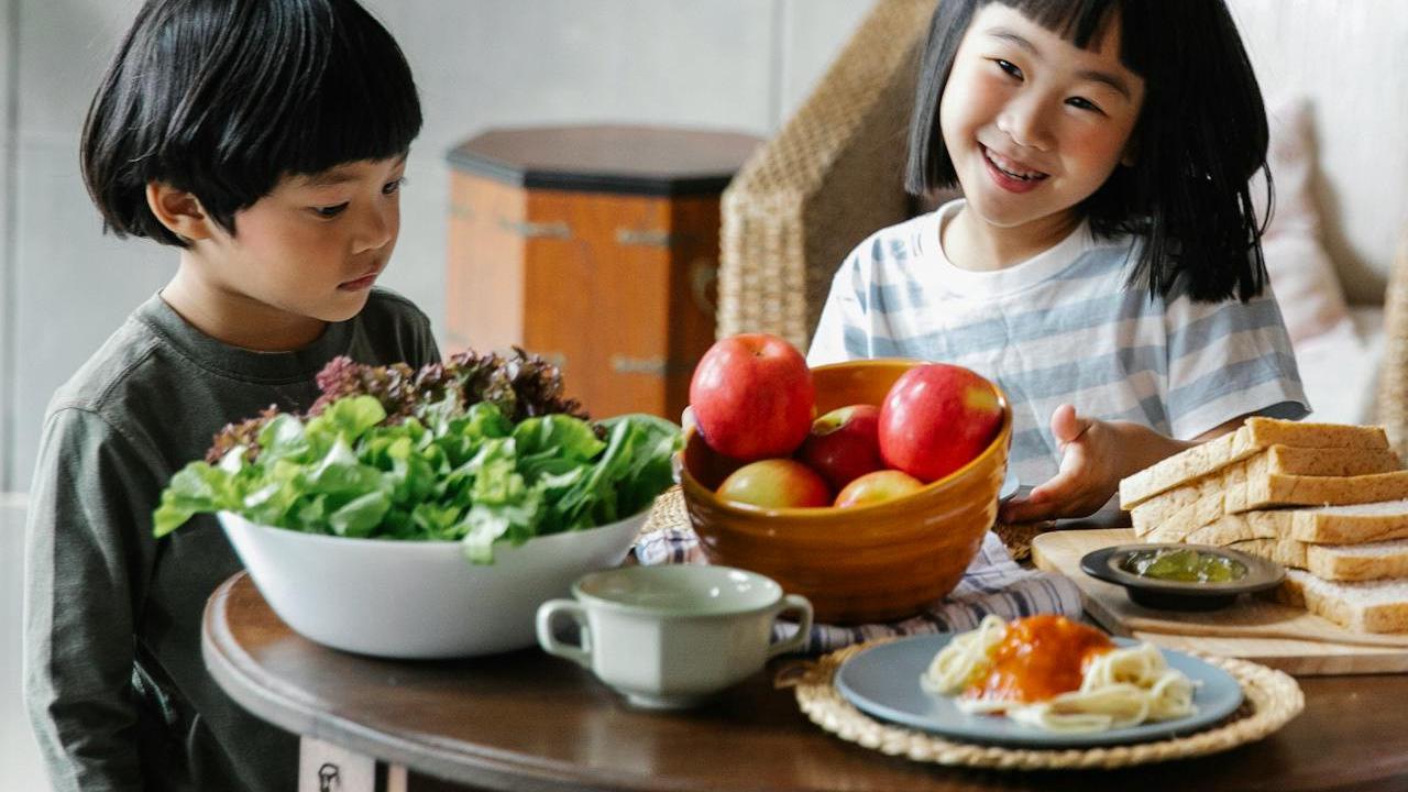 Ilustrasi Anak Makan