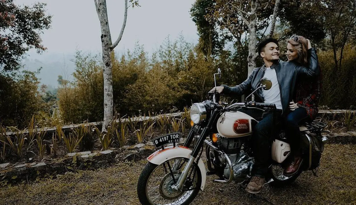 Di waktu senggang, pasangan ini melakukan banyak aktivitas bersama seperti berjalan-jalan berdua menaiki sepeda motor. (Liputan6.com/IG/@randpunk)