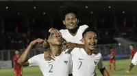 Bagus Kahfi (atas) dan Beckham Putra (kanan) merayakan gol yang dicetak Bagas Kaffa saat Timnas Indonesia U-19 menghadapi Hong Kong di laga kedua Grup K kualifikasi Piala AFC U-19 2020 di Stadion Madya, Jakarta, Jumat (8/11/2019). (Bola.com/Yoppy Renato