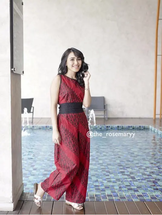 Tidak sedikit yang mengatakan Ayu Ting ting dan Via Vallen mirip. Apalagi keduanya sama dalam genre dangdut. Lantas bagaimana ibu satu anak itu menyikapi dengan hadirnya pendatang baru yang telah menyabet Penyanyi Dangdut Paling Ngetop 2017 ini.