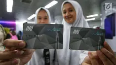 Calon penumpang menunjukkan kartu Jelajah Single Trip MRT pada hari pertama fase operasi secara komersial (berbayar) di Stasiun MRT Bundaran HI, Jakarta, Senin (1/4). Selama sebulan pertama berbayar, penumpang mendapatkan potongan sebesar  50 persen selama April 2019. (Liputan6.com/Johan Tallo)