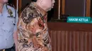 Terdakwa korupsi proyek e-KTP, Setya Novanto bersiap meninggalkan ruang sidang usai mendengar pembacaan putusan di Pengadilan Tipikor, Jakarta, Selasa (24/4). Setya Novanto divonis hukuman pidana 15 tahun penjara. (Liputan6.com/Helmi Fithriansyah)