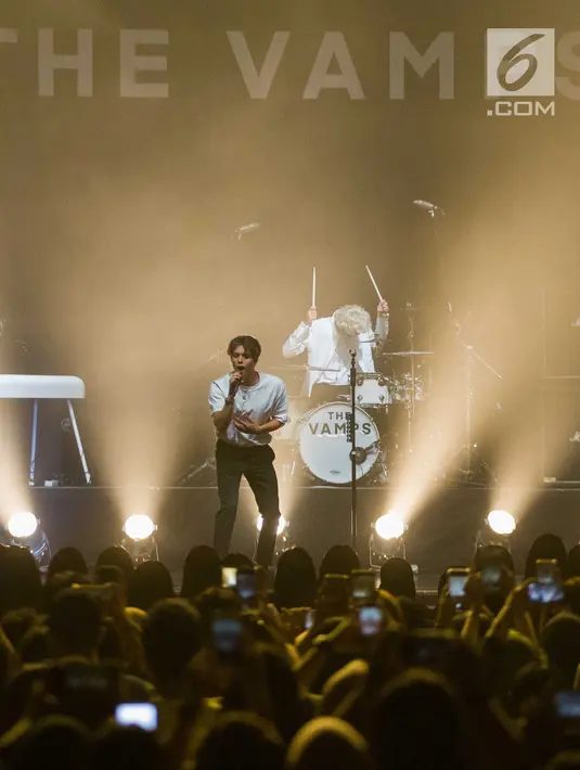 Aksi grup band asal Inggris, The Vamps saat tampil dalam konser bertajuk 'The Vamps Four Corners Tour 2019' di Jakarta, Rabu (14/8/2019). The Vamps tampil dengan membawakan sejumlah lagu hits mereka di antaranya All Night, All the Lies, dan Missing You. (Liputan6.com/Faizal Fanani)