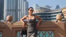 Alyssa Daguise tak ragu pamer body rampingnya saat keliling Dubai. Ia mengenakan mini dress abu-abu dengan boots dan hand bag dari Louis Vuitton