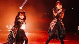 Babymetal merupakan girlband atau grup vokal yang beraliran metal. Grup yang kini beranggotakan dua orang ini dibentuk sejak tahun 2010 lalu. Grup ini merupakan sub unit dari grup idola Jepang, Sakura Gakuin. Awalnya, Babymetal terdiri dari 3 anggota, namun Yui Mizuno memutuskan untuk keluar pada 2018 lalu. (Liputan6.com/IG/@babymetal_official)