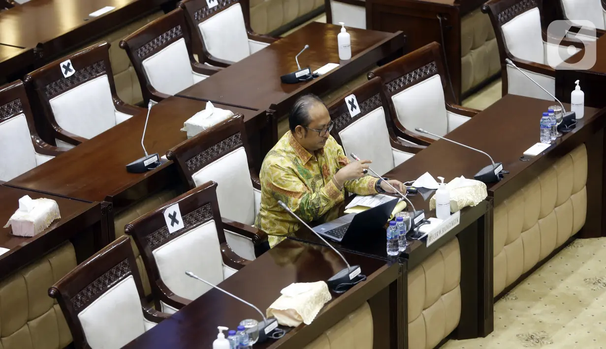 Calon anggota Badan Pemeriksa Keuangan Blucer Welington Rajagukguk mengikuti uji kelayakan dan kepatutan bersama Komisi XI DPR di Kompleks Parlemen, Jakarta, Kamis (9/9/2021). Ujian diikuti berbagai latar belakang seperti tenaga ahli Ketua BPK hingga mantan anggota DPR. (Liputan6.com/Angga Yuniar)