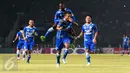 Bek Persib Ahmad Jufriyanto (depan) selebrasi setelah mencetak gol ke gawang Sriwijaya FC di Stadion Utama Gelora Bung Karno, Jakarta, Minggu (18/10/2015). Persib unggul 2-0 dibabak pertama atas Sriwijaya FC. (Liputan6.com/Yoppy Renato)