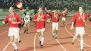 Selebrasi para pemain Spanyol setelah menjuarai Piala Dunia Yunior FIFA 1999 usai mengalahkan Jepang pada Laga final di Lagos, Nigeria (24/4/1999). Piala Dunia U-20 tahun 1999 di Nigeria mempertemukan Spanyol dan Jepang di laga final. Spanyol menjadi juara setelah menang 4-0 atas Jepang. (AFP/Seyllou Diallo)