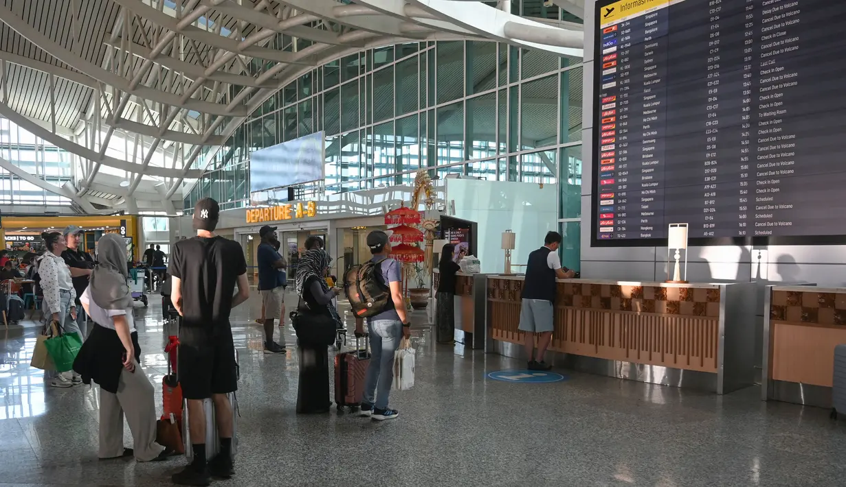 <p>Pihak Bandara I Gusti Ngurah Rai telah menyiapkan posko perbantuan atau helpdesk di terminal internasional dan domestik untuk memberikan pelayanan untuk penumpang yang terdampak. (SONNY TUMBELAKA/AFP)</p>