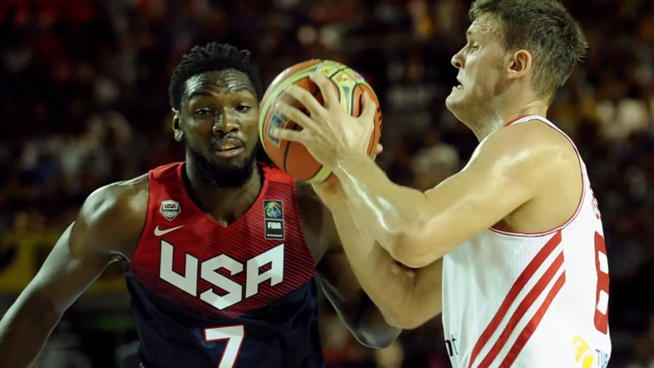 Kenneth Faried Berduel dengan pemain Turki