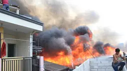 Menurut salah seorang warga, kebakaran terjadi sejak pukul 17.00 WIB. hingga pukul 20.00 WIB api masih terus berkobar, Tanah Abang, Jakarta, Kamis (5/3/2015). Diperkirakan sekitar 200 rumah warga hangus terbakar.(Liputan6.com/Herman Zakharia)