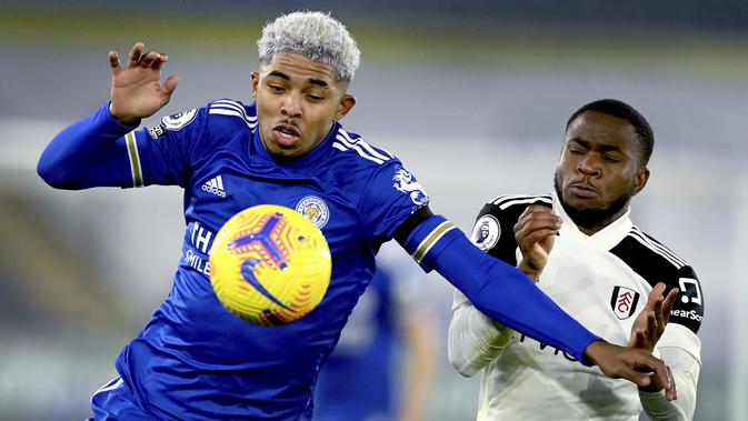 Bek Leicester City, Wesley Fofana berebut bola dengan penyerang Fulham, Ademola Lookman pada pekan 10 Liga Inggris 2020-2021 di Stadion King Power, Selasa (1/12/2020) dini hari WIB. Leicester City takluk 1-2 dari tamunya Fulham. (Michael Regan/Pool Photo via AP)