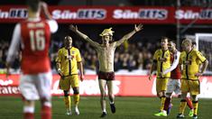 Seorang fans berlari memasuki lapangan saat putaran kelima Piala FA antara Arsenal melawan Sutton United di Gander Green Lane stadium, London, (20/2/2017). Arsenal menang 2-0. (AP/Matt Dunham)