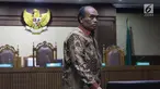 Terdakwa korupsi komisi kegiatan fiktif agen PT Asuransi Jasindo dalam pengadaan asuransi BP Migas-KKKS 2010-2012 dan 2012-2014, Budi Tjahjono saat jeda sidang putusan di Pengadilan Tipikor, Jakarta, Rabu (10/4). Hakim menyatakan Budi Tjahjono terbukti bersalah. (Liputan6.com/Helmi Fithriansyah)