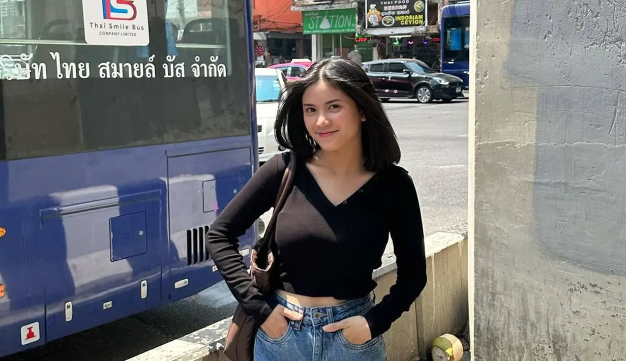 Seru jalan-jalan di Thailand, kota pertama yang ia kunjungi ialah Bangkok. Dalam liburannya ini ia banyak abadikan potretnya saat jalan-jalan dan menikmati kulineran. Tampil dengan gaya simpel nan modis, ia pun banyak dipuji para penggemar. (Liputan6.com/IG/@melati.sesilia)