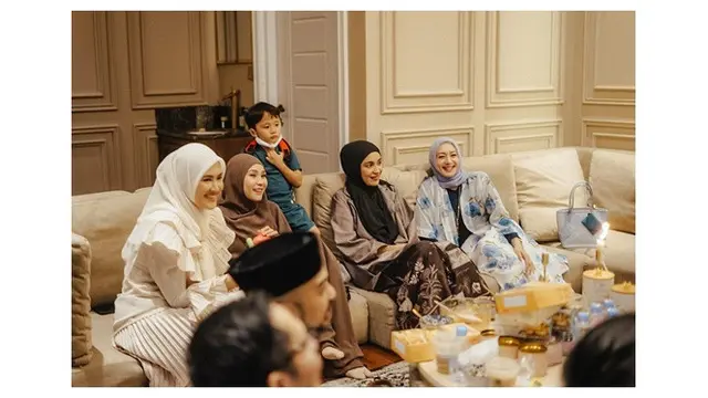 6 Potret Silaturahmi Artis di Rumah Teuku Wisnu dan Shireen Sungkar, Temu Kangen
